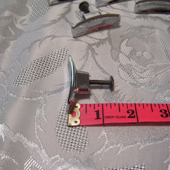 Lot 8 stainless steel cabinet and door pulls - Picture 3 of 5